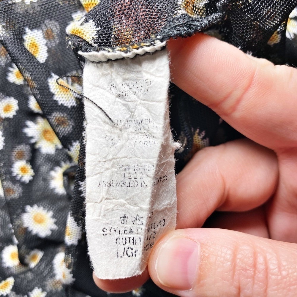 Gaze Knit Mesh Daisy Long Sleeve Crop Top - Picture 8 of 12